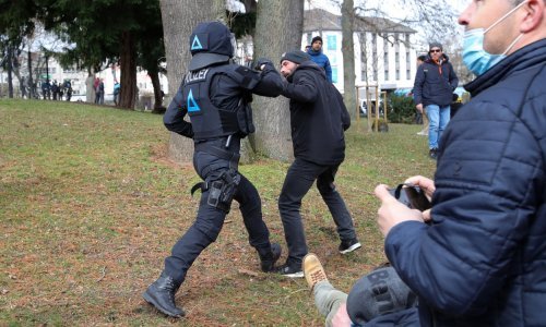 [FOTO/VIDEO] Njemačka policija papar sprejem i pendrecima protiv prosvjednika u centru Kassela
