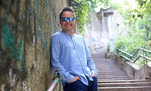 Robert Knjaz ne posustaje; nakon mačaka, ovaca, kokoši i ostalih poznati autor sada se ulovio u koštac s jednim pitonom