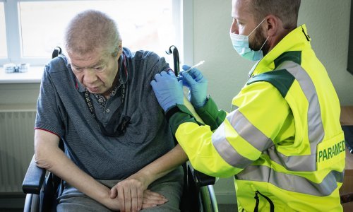 Vraća se polako život; u Danskoj se otvaraju kafići i restorani; za ulazak u muzej potrebna covid putovnica