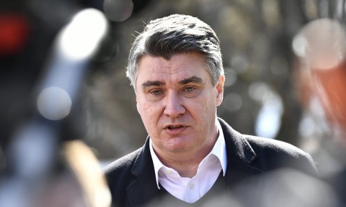 Milanović se putem Facebooka još jednom obračunao sa Žarkom Puhovskim, a dotaknuo se i 'osječkog Superhika'