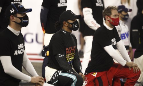 Formula 1 prelomila oko klečanja prije utrka te oko poruka protiv rasizma na majicama vozača; evo što to znači za Lewisa Hamiltona