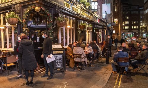 Britancima će za odlazak u pub na pivo možda biti potrebna covid-putovnica