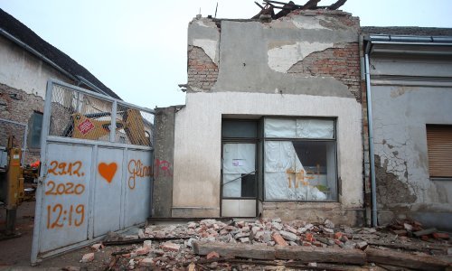 Krenulo žurno rušenje zgrada na potresom pogođenom području; u prah odlazi i dimnjak stare uljare u Glini