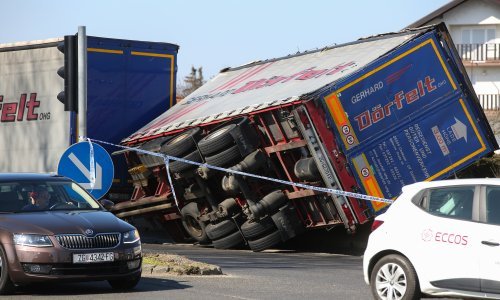 U Buzinu se prevrnuo kamion s prikolicom