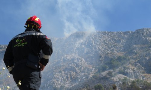 Požar buknuo iznad Omiša; lokaliziralo ga 30 vatrogasaca koji su ostali dežurati na požarištu