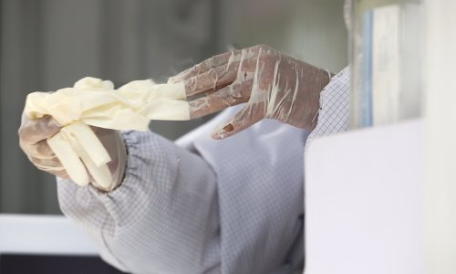 SAD zaplijenio zaštitne rukavice malezijskog proizvođača zbog prisilnog rada