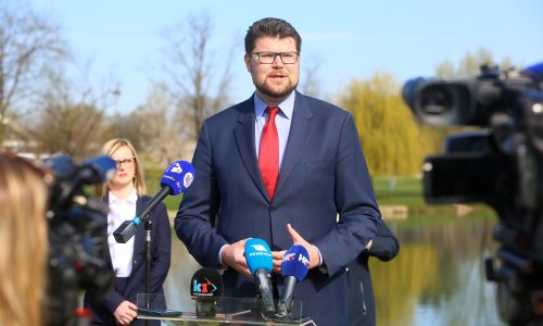 'Kad ispred sebe imate lopovluk, pristojnost nije metoda... Oni bacaju blatom, a što bi mi trebali, okrenuti i drugi obraz? E, pa ne ide to tako'