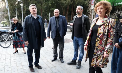 [FOTO] Teatarsko iskustvo u kafkijanski tjeskobnom i duhovitom kazališnom trileru: Odigrana premijera predstave 'Obavezan smjer' u Tunelu Grič