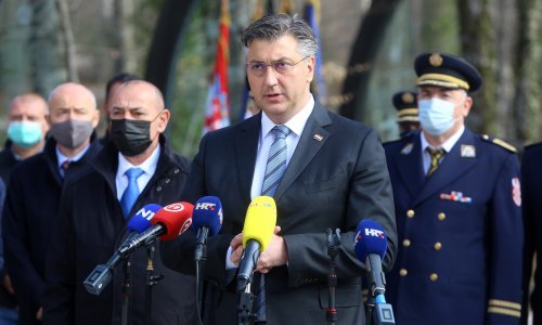 Plenković na Plitvicama: Uvijek ćemo s posebnim dignitetom voditi računa o hrvatskim braniteljima i Domovinskom ratu