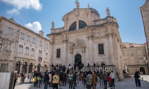 WHO poziva da se vjerski skupovi za Uskrs organiziraju vani
