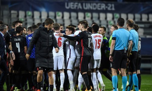 [FOTO] Englezi se teško mirili s ispadanjem i napali hrvatske igrače dok su slavili; poznato je i tko je bio najratoborniji