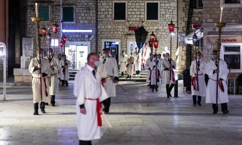 [FOTO/VIDEO] Pogledajte kako je ove godine izgledala procesija 'Za križen'