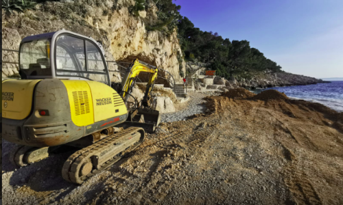 [VIDEO] Pogledajte čime se nasipa plaža u Makarskoj: Ovo je ekocid!