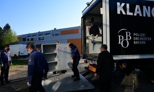 Stiglo 13 kamiona stolova, stolica, oglasnih ploča, računala...; donacija bavarske policije hrvatskim kolegama