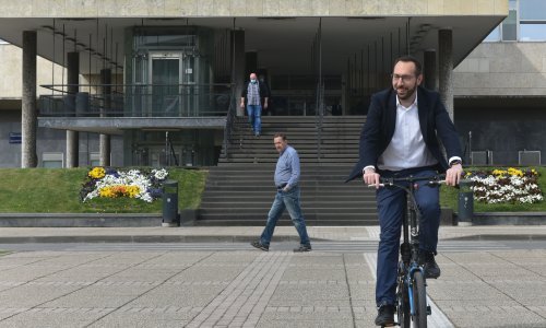 [VIDEO] Tomašević: Je li potrebno 151 vozilo za potrebe Gradske uprave? Ovo namještanje javne nabave smrdi iz aviona