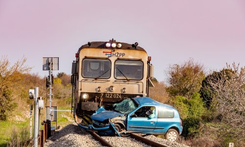 [VIDEO/FOTO] Strašna nesreća u Vodnjanu: Vlak naletio na automobil, poginuo mlađi muškarac