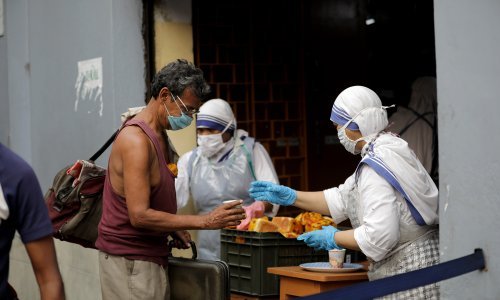 U Indiji preko 330 tisuća novozaraženih, dvanaest ljudi poginulo u požaru u covid bolnici