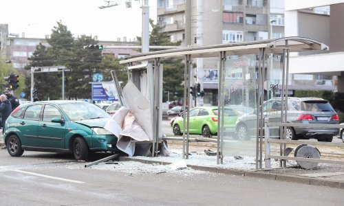 Autom se zabio u tramvajsku stanicu u Zagrebu