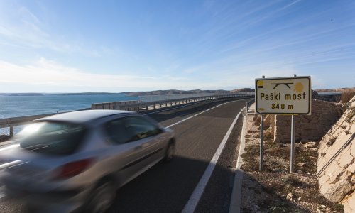 Zbog jakog vjetra Paški most otvoren samo za osobne automobile, u prekidu katamaranska linija Mali Lošinj-Rijeka