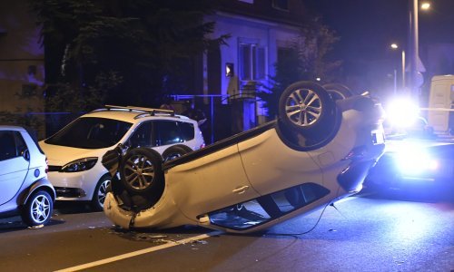 [FOTO] Vozačica se pod utjecajem alkohola zabila u parkirana vozila, pa se njen auto prevrnuo na krov