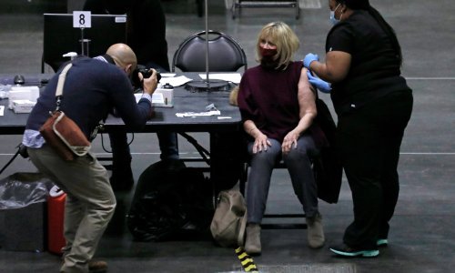 SAD: Dosad primijenjeno više od 165 milijuna doza cjepiva