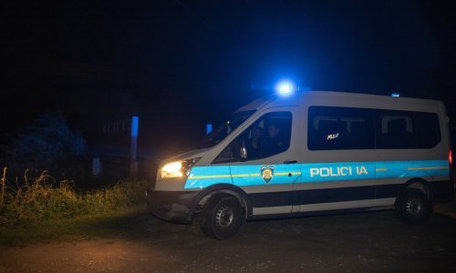 Drama kod Sinja: Policija upala na tulum s 300 ljudi koji su ih zasuli bocama