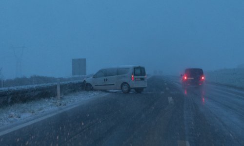 [FOTO] Niz sudara na autocestama i zagrebačkoj obilaznici; HAK upozorava: Ne krećite na put bez zimske opreme