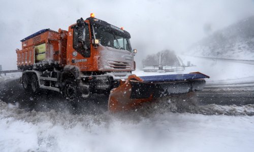 [FOTO] Snijeg i dalje stvara velike probleme u prometu, zatvorena autocesta između Svetog Roka i Posedarja