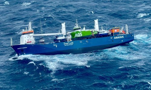 [VIDEO] Posada teretnog broda skočila u olujno more, moglo bi doći do izlijevanja nafte