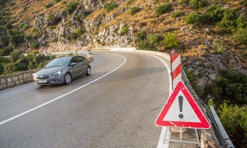 Na Krku automobil sletio u provaliju, poginule dvije osobe
