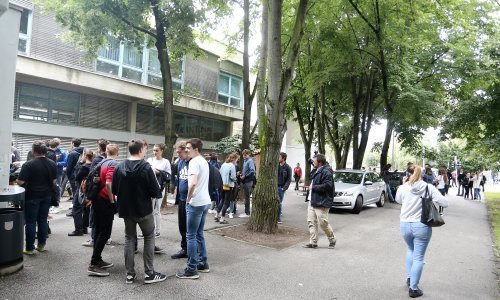 Poražavajući rezultati među maturantima; više od polovice ne zna tko je premijer, što je Ustav, a pozdrav ZDS smatraju opravdanim