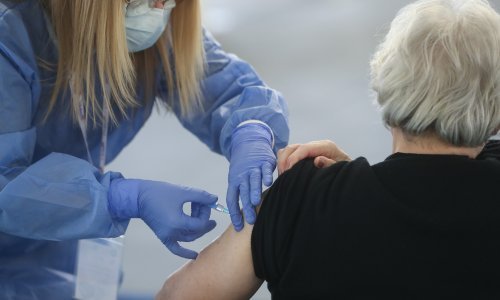 Cijepljeni korisnici umirovljeničkog doma u SAD-u zarazili se novom varijantom koronavirusa