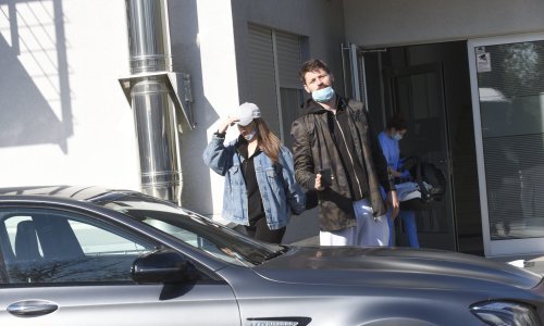 Bruno Petković došao po Ivu Šarić i sina Adriana u rodilište, društvo mu je pravio njezin sin iz prvog braka