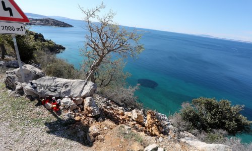 U slijetanju automobila na Krku poginula dvojica 18-godišnjaka, djevojka teško ozlijeđena