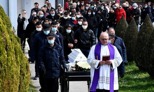 Tuga u Novoj Gradiški: Mnogo ljudi na pogrebu zlostavljane djevojčice