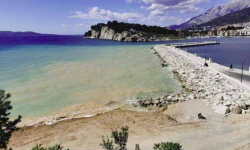 Prosvjednica iz Zadra nakratko obustavila nasipanje plaže u Makarskoj. Gradonačelnik Brkan: Uvezeni aktivisti nam ne trebaju