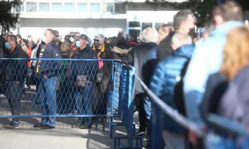 [VIDEO/FOTO] Velika gužva za cijepljenje protiv Covida-19 u Zagrebu