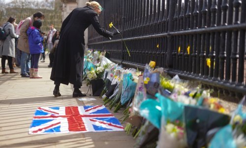 [FOTOPRIČA] Zastava na Buckinghamskoj palači spuštena je na pola koplja; pogledajte kako se Britanci opraštaju od princa Philipa