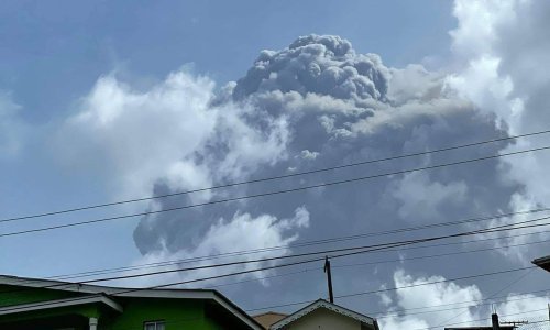 [FOTO] Otok Sveti Vincent prekriven pepelom nakon erupcije vulkana
