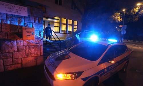 Policija zaustavila i isključila iz prometa dvojicu pijanih vozača, no s obzirom da su inzistirali nastaviti vožnju, obojica su uhićena