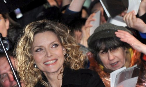 Radila je u supermarketu, školovala se za stenografkinju, no pobjeda na lokalnom izboru ljepote otvorila joj je vrata Hollywooda u kojem je već na samom početku postala članicom kulta