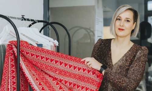 [FOTO] Upoznajte vrijednu čuvaricu baštine: Zagrepčanka Ivana Hađina proizvodi jedinstvene i upečatljive tkanine s autentičnim etno motivima koje obožavaju i domaći i stranci