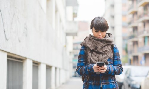 Nemojte se iznenaditi ako vas smartfon uskoro upozori: 'Odlijepi pogled s ekrana!'