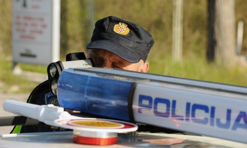 Vozi motocikl iako mu je ranije oduzeta dozvola, a sada ga je policija ulovila kako vozi s biciklističkom kacigom; dobio je pet dana zatvora