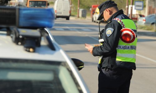 Vozačica kod Čakovca nije držala razmak pa se zabila u autobus ispred sebe; ozlijeđeni su i ona i putnik iz autobusa