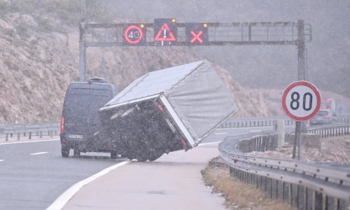 Bura radi probleme u prometu, zimski su uvjeti na pojedinim  cestama