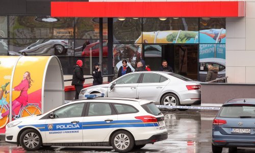 Muškarac se autom zabio u trgovački centar u Gračanima