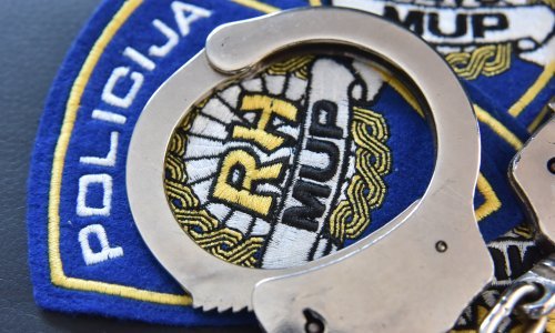 Svađa dvojice muškaraca u kafiću prvo rezultirala prijetnjama plinskim pištoljem, napadom nožem pa u konačnici uhićenjem