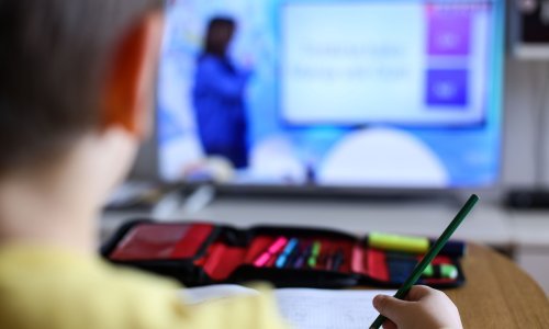 Svi zagrebački osnovnoškolci u ponedjeljak se vraćaju u školske klupe. Srednjoškolci ostaju kod kuće