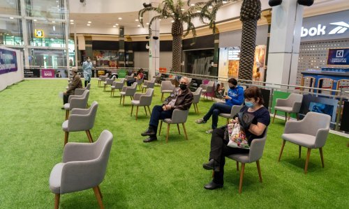 Kazahstanci se cijepe i u trgovačkim centrima, evo kako to izgleda